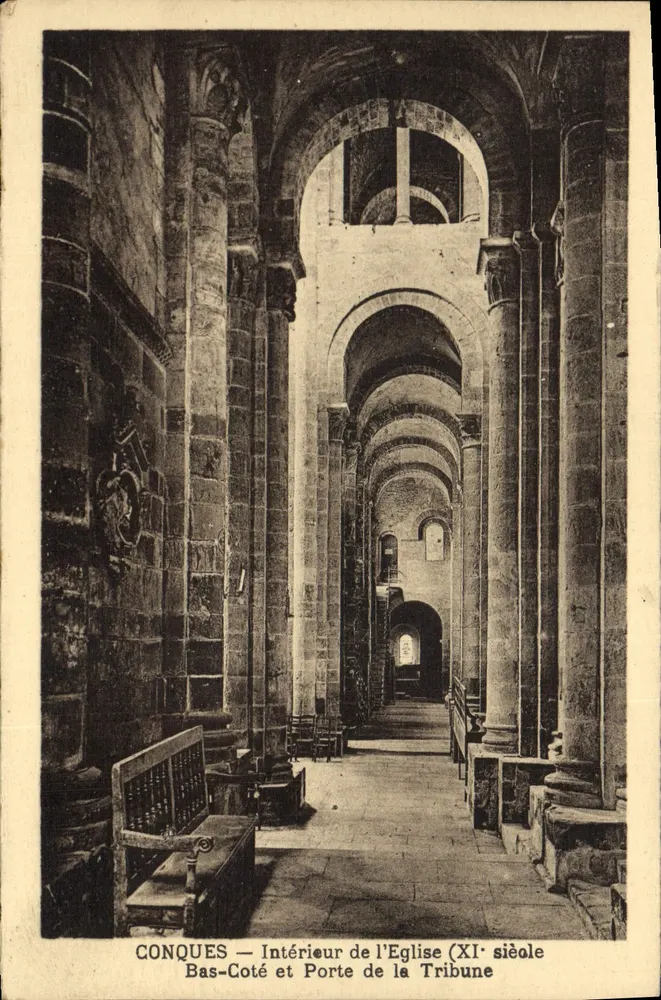 Conques — Innenansicht der Kirche (11. Jahrhundert) — Seitenkapelle und Tribünenpforte - Vorderseite