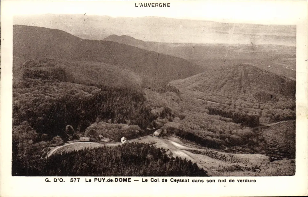 Le PUY-de-DOME — Der Ceyssat-Pass in seinem grünen Nest — G. D'O. 577 - Vorderseite