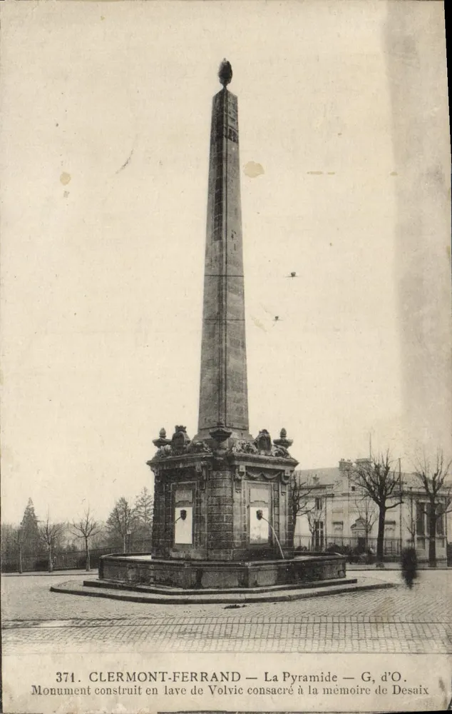 Clermont-Ferrand — A Pirâmide — G. d'O. - Frente