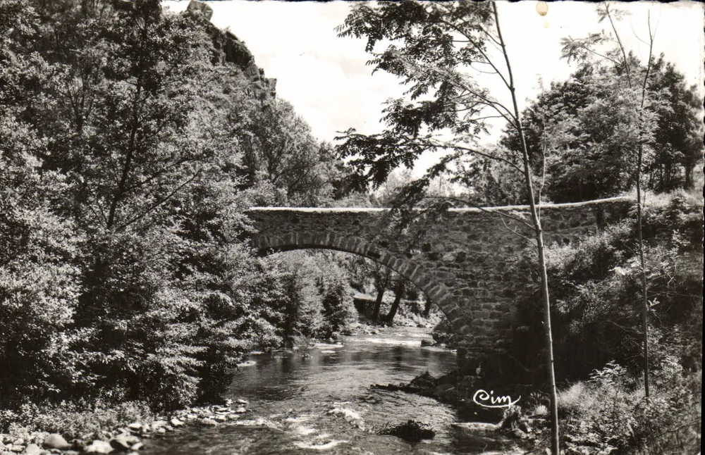 Brug van Ribeyre — La Couze Pavin — ST-FLORET (P.-de-D.) — Fotograaf Pim - Voorkant