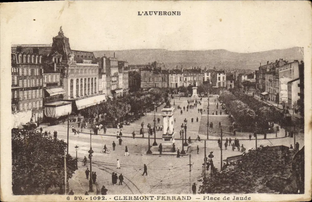 Clermont-Ferrand — Place de Jaude — L'Auvergne - Frente