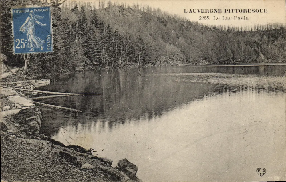 L'AUVERGNE PITTORESQUE — Vista del Lago Pavin — editor V.D.C. n°2268 - Anverso