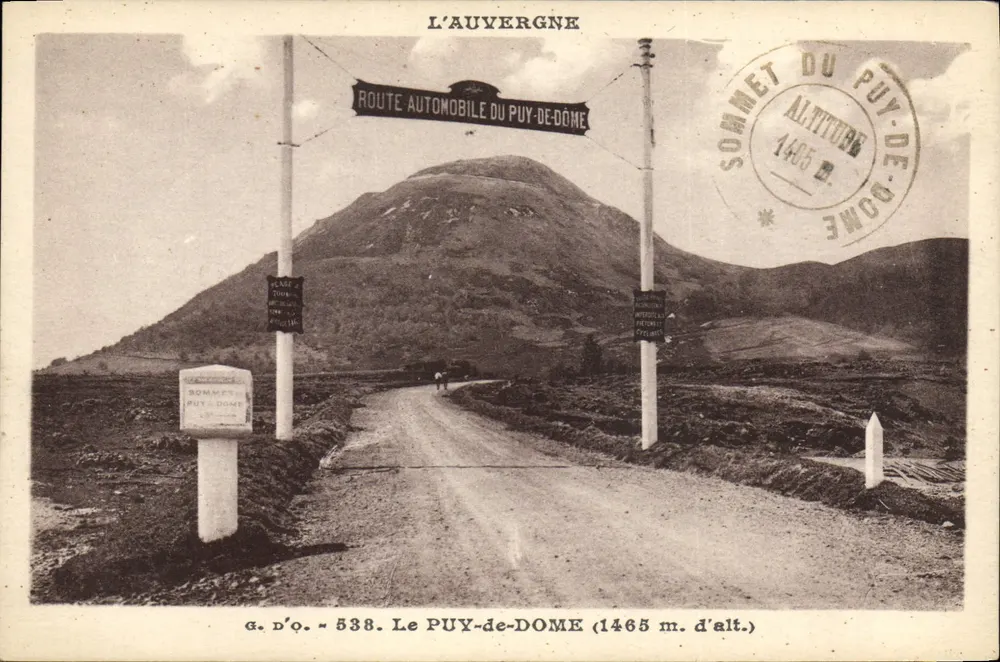 Le Puy-de-Dôme — cume do Puy-de-Dôme (1465 m.) — J. Gouttefangeas (P.-Mc-D.) - Frente