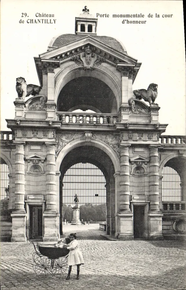 Château de Chantilly — Monumentale Pforte des Ehrenhofes — Héliotypie Bourdier et Faucheux, Versailles - Vorderseite