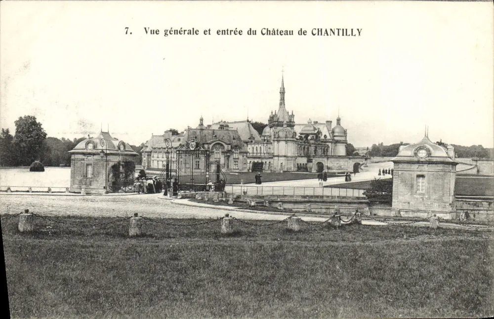 Castelo de Chantilly — Vista geral e entrada — Héliotypie Bourdier e Faucheux, Versailles - Frente