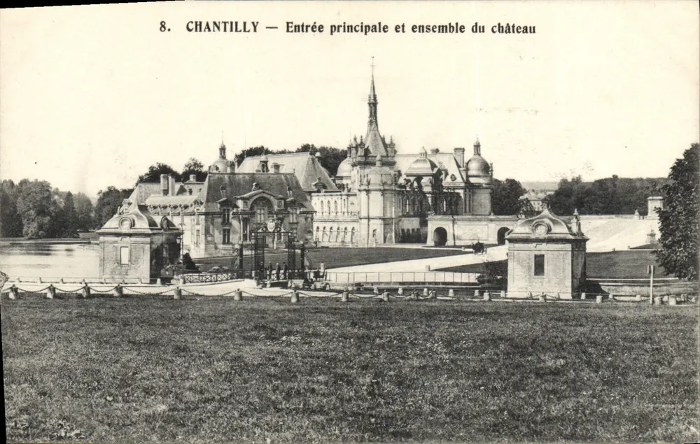 Chantilly — Entrada principal y conjunto del castillo — Heliotipia A. Bourdier, Versalles - Anverso