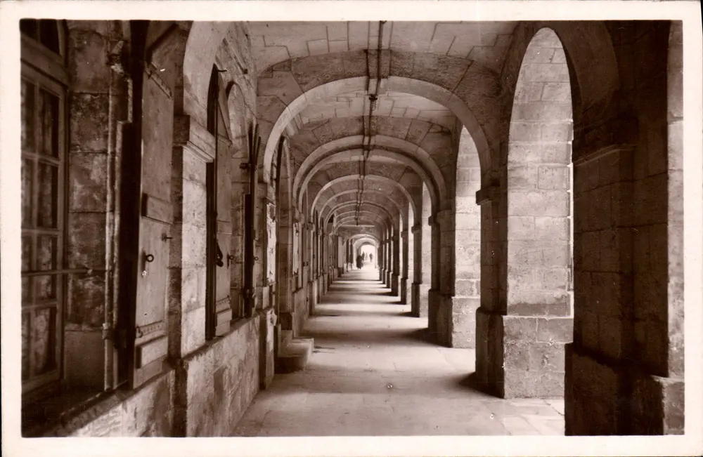 As Arcadas do Palácio — La Rochelle — editor 'Real-Photo' P. Strasbourg, n°32 - Frente
