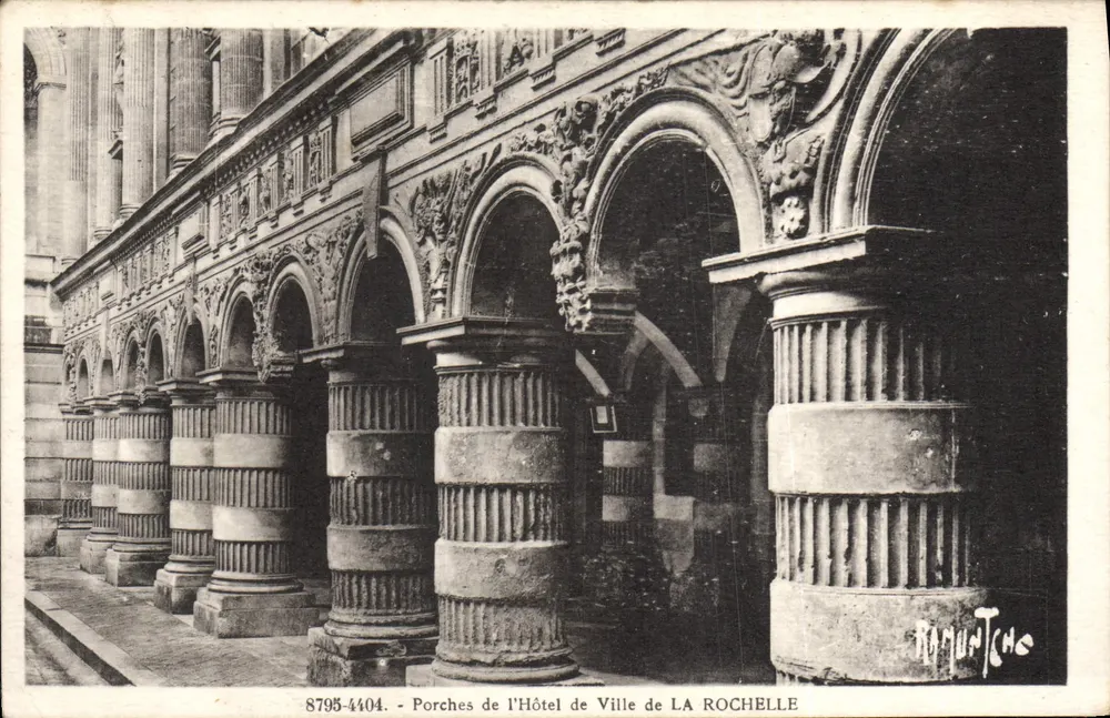 Porches des Rathauses von LA ROCHELLE — Verlag RagunTche, Nr. 8795-4404 - Vorderseite