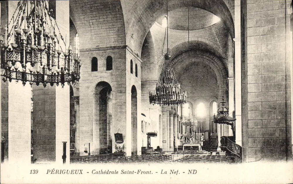 Périgueux - Catedral Saint-Front - A Nave - Frente