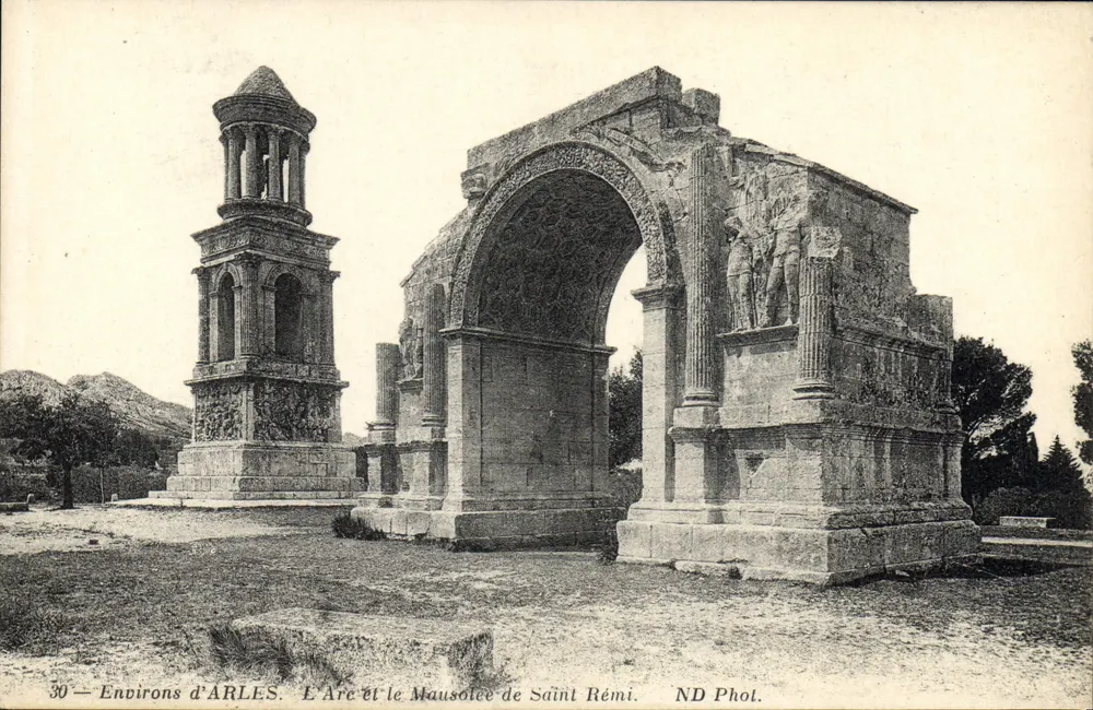 Environs de ARLES. O Arco e o Mausoléu de São Rémi — ND Phot. n°30 - Frente