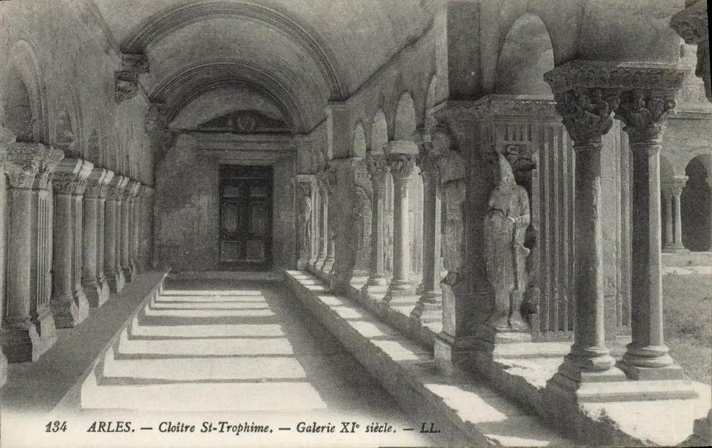 Arles — Claustro de São Trofimé — Galeria do Século XI — LL. - Frente