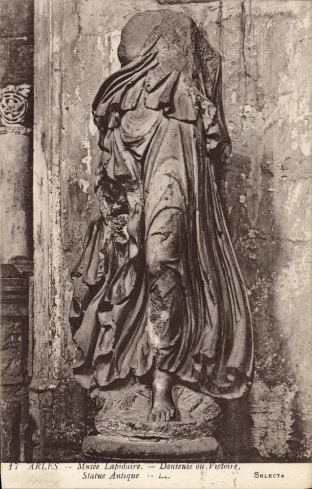 Arles — Lapidaire-Museum — Tänzerin oder Siegesstatue, antike Statue — Sklecta - Vorderseite