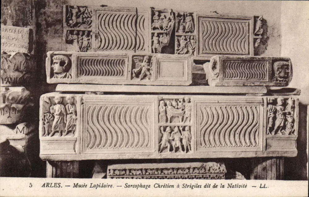 Arles — Lapidaire-Museum — Christlicher Sarg von Strigiles genannt die Geburt — LL. - Vorderseite