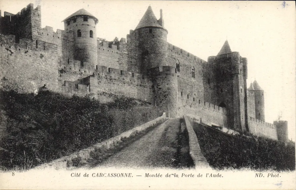 Cidade de CARCASSONNE — Subida da Porta da Aude — ND. Fot. - Frente