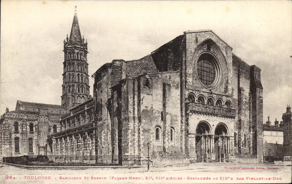 Toulouse - Basílica de Saint-Sernin (Fachada Norte) — Séculos XI-XII, restaurada no século XIX por Viollet-le-Duc — editor Labouche Frères, n° 94a - Frente