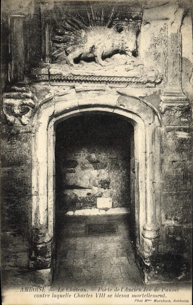 Amboise — Le Château — Porte de l'Ancien Jeu de Paume où Charles VIII se blesa mortellement — Phot. Mme Marchais, Amboise - Vorderseite