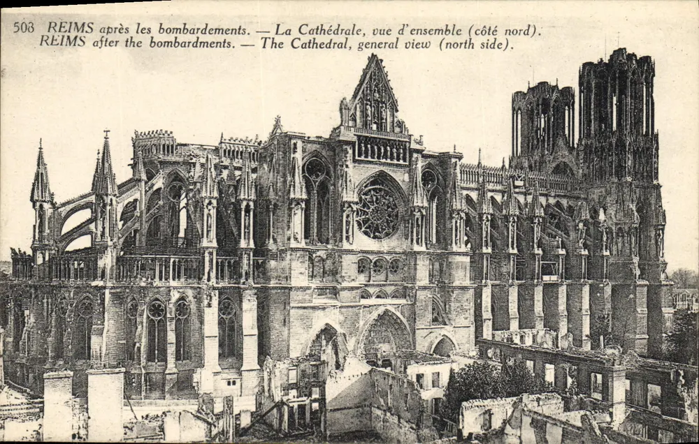 Reims após os bombardeios — A Catedral, vista geral (lado norte). — Editor Lévy Frères, n° 508 - Frente