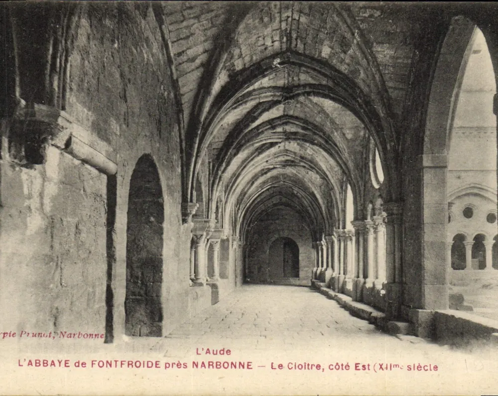 L'ABBAYE van FONTFROIDE bij NARBONNE — Het Cloître, oostkant (12e eeuw) - Voorkant