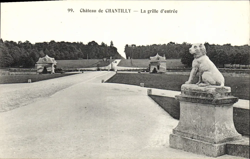 Castelo de CHANTILLY — A grade de entrada — Héliotypie Bourdier et Faucheux, Versailles, n° 99 - Frente