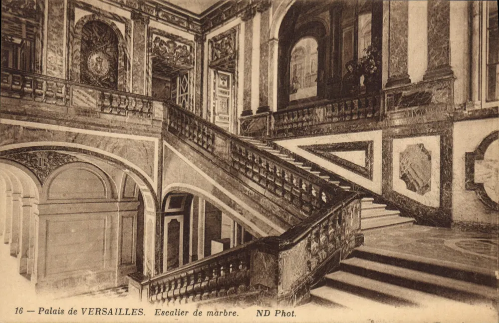 Palácio de VERSAILLES — Escada de mármore — ND Phot. - Frente