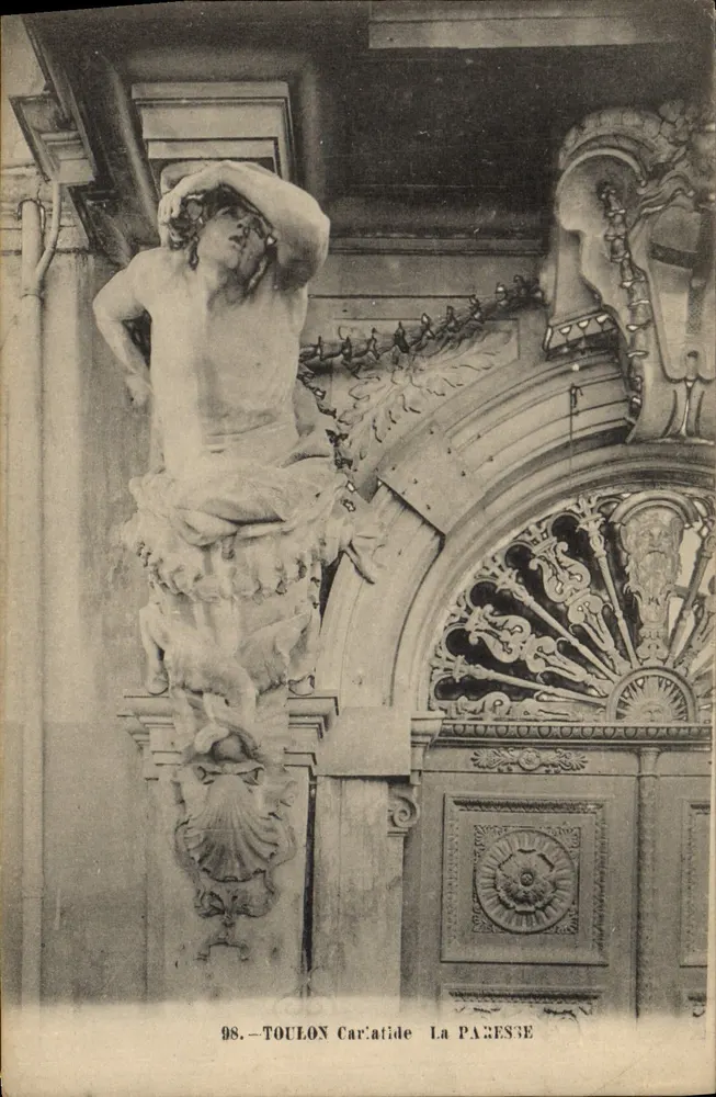 Toulon - La Païese - detalhe de uma fachada ornada com uma estátua e um décor escultor - Frente