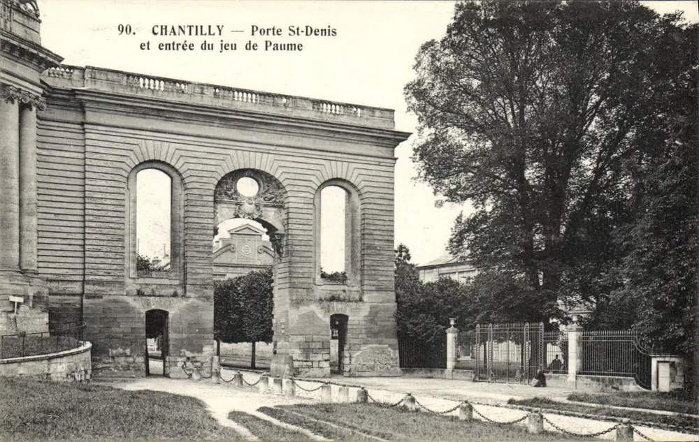Chantilly — Tor zur St-Denis und Eingang zum jeu de paume - Vorderseite