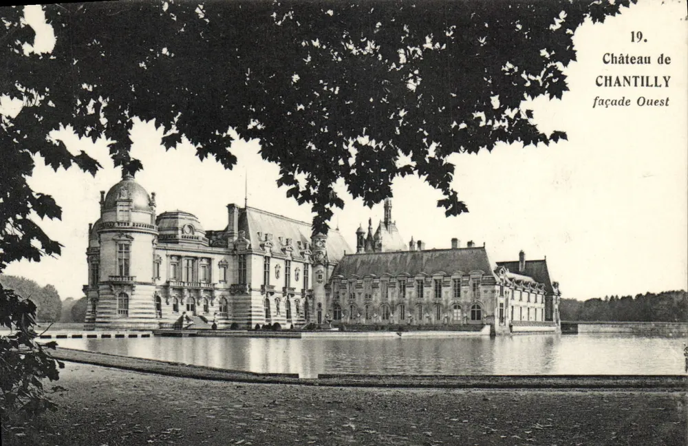 Castelo de Chantilly — fachada Oeste — Héliotypie A. Bourdier, Versailles, n°19 - Frente
