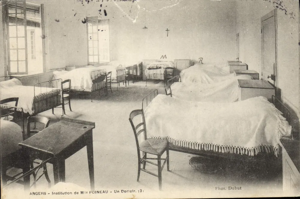 Angers — Institution von Mlle POINEAU — Ein Schlafraum (3) — Fotografie Dubut - Vorderseite