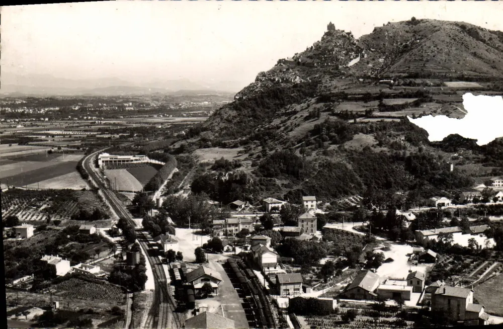 Saint-Peray (Ardèche) — Luftansicht des Bahnhofsviertels und des Schlosses auf dem Hügel — Clichés du Chemin de fer Lyon - Vorderseite