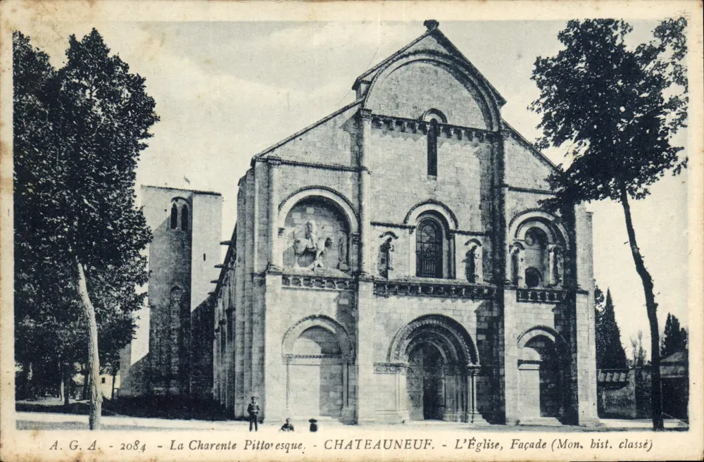 Châteauneuf - A Igreja, Fachada (Monumento Histórico Classificado) — A.G.A. - 2084 - Frente