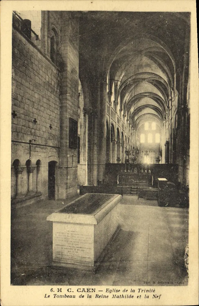 Caen — Kirche der Dreifaltigkeit, das Grab der Königin Mathilde und die Kirche - Vorderseite
