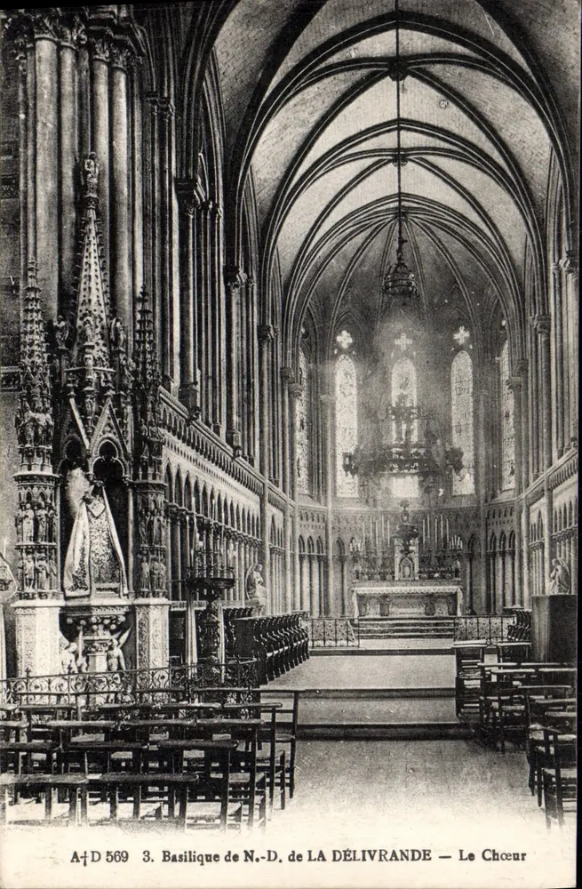 Basílica de N.-D. de LA DÉLIVRANDE — O Coro - Frente