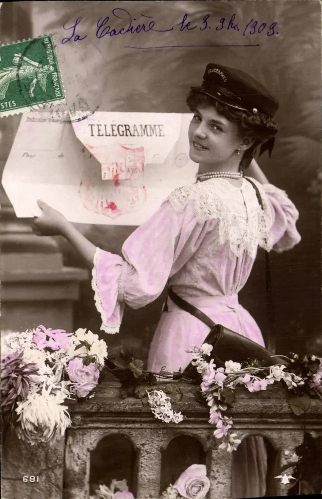 Mulher em uniforme de telegrama — La Cadière — editor desconhecido, n° 691 - Frente