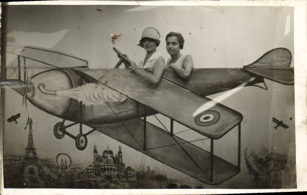 Zwei Frauen in einem Flugzeug — Paris im Hintergrund — Nr. 11 - Vorderseite