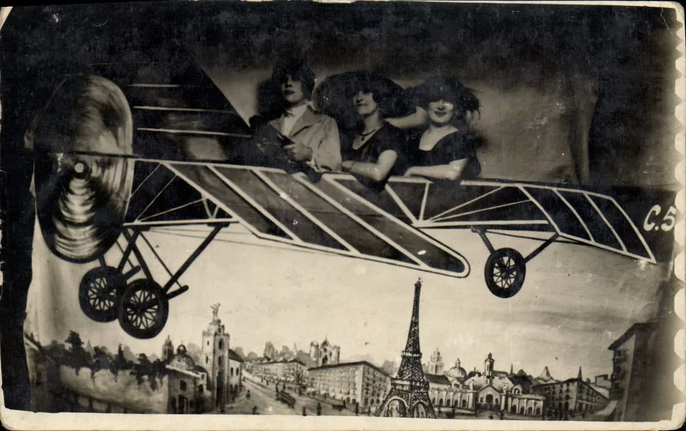 Trois passagers dans un avion biplan — vue de Paris avec la Tour Eiffel — éditeur C.5 - Frente