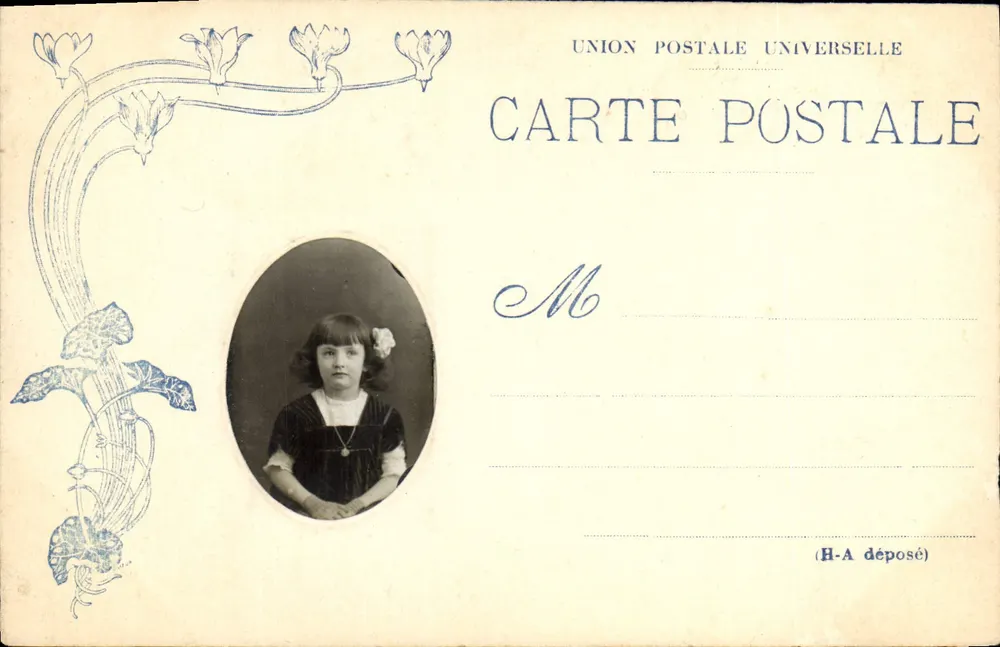 Menina jovem — retrato em medalhão — União Postal Universal - Frente