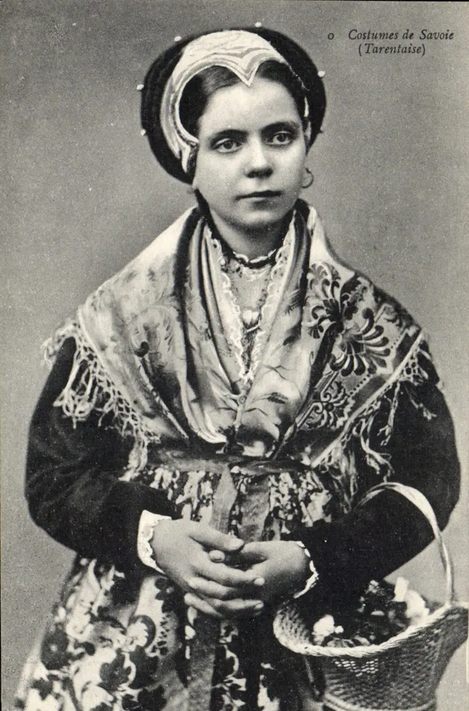 Trajes de Savoia (Tarentaise) — mulher em traje tradicional — E. Reynauld, Chambéry - Frente