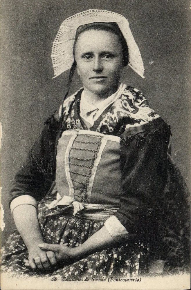 Trajes de Savóia (Fontcouverte) — mulher em traje tradicional — E. Reynaud, n°26 - Frente