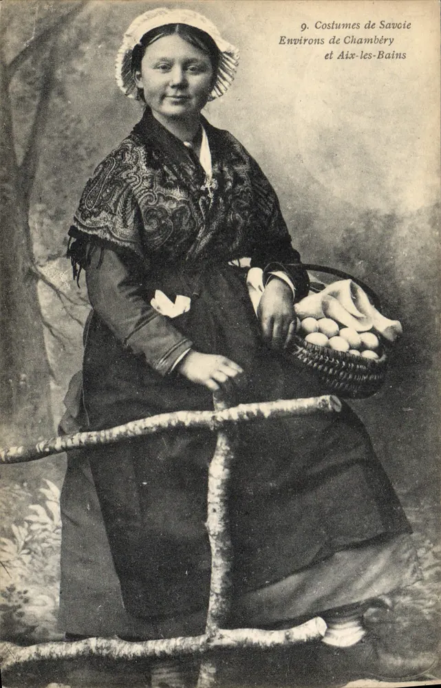 Frau im savoyardischen Kleid — Um Chambéry und Aix-les-Bains — E. Reynaud, Chambéry - Vorderseite