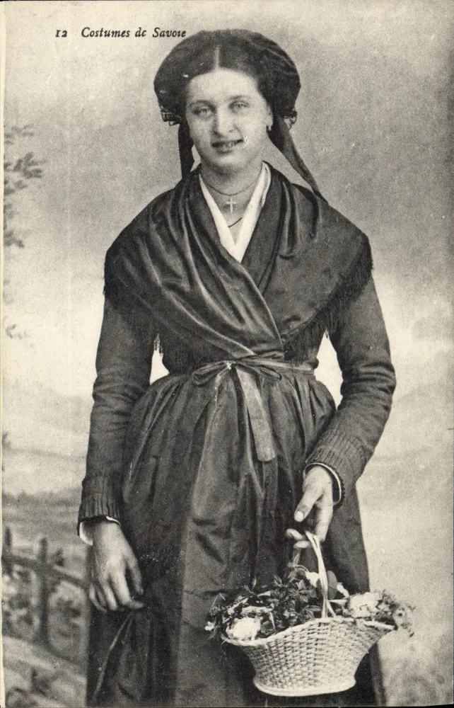Trajes de Savoia — mulher usando traje tradicional segurando um cesto — E. Reynaud Imp-Edit Chambéry, n°12 - Frente