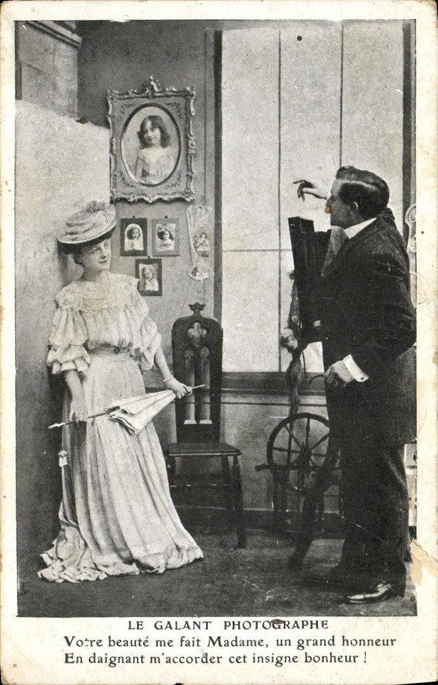 Le Galant Photographe — scène de studio avec photographe et modèle — éditeur J.C. Paris - Vorderseite