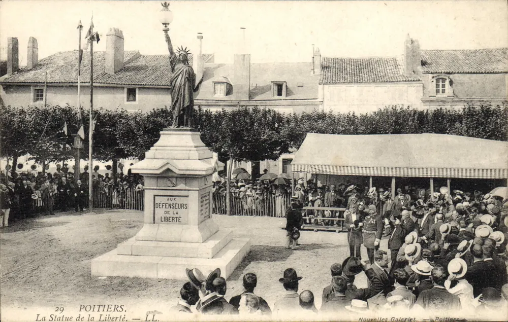 Statue van de Vrijheid — Poitiers — LL - Voorkant