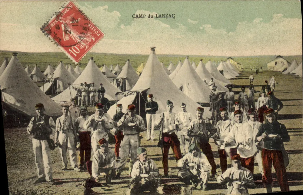 Camp van het Larzac — Soldaten in kampuniform — Uitgever A. B. Mink - Voorkant