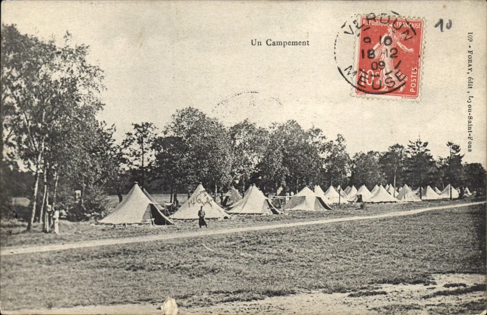 Un Campement — vue de plusieurs tentes en rangée — éditeur FORAY, édit., Lyon-Saint-Geniès - Frente