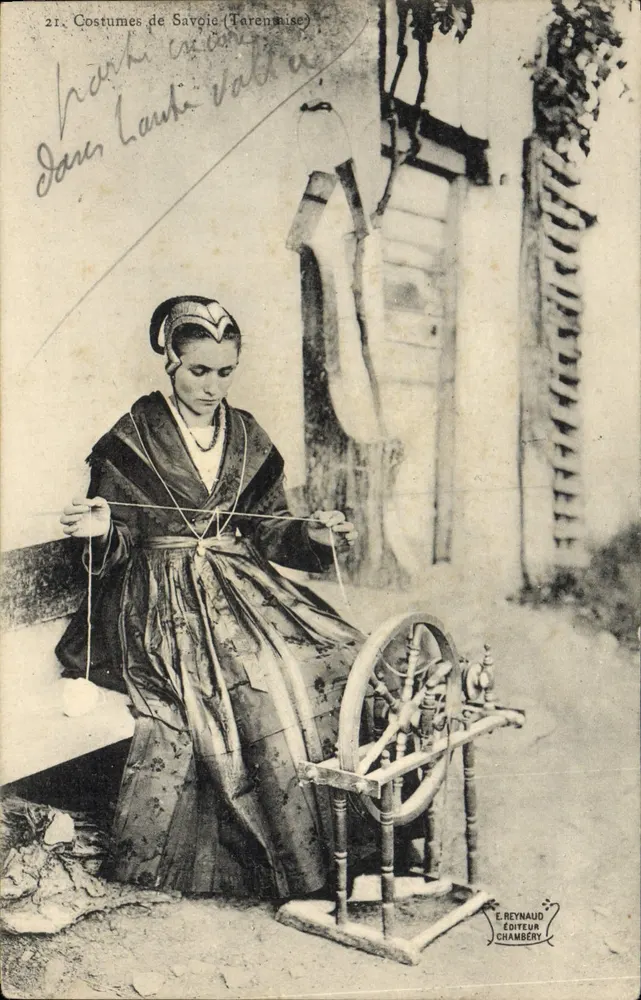 Trajes de Savoia (Tarentaise) — mulher tecendo com a huppe — E. Reynaud, Chambéry, n°21 - Frente