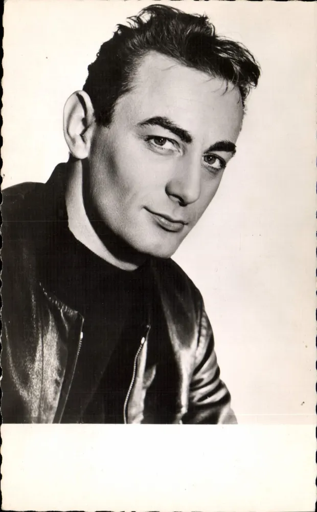 Retrato de homem — em traje de couro — Éditions P.L., 71, av. de Wagram, Paris - Frente