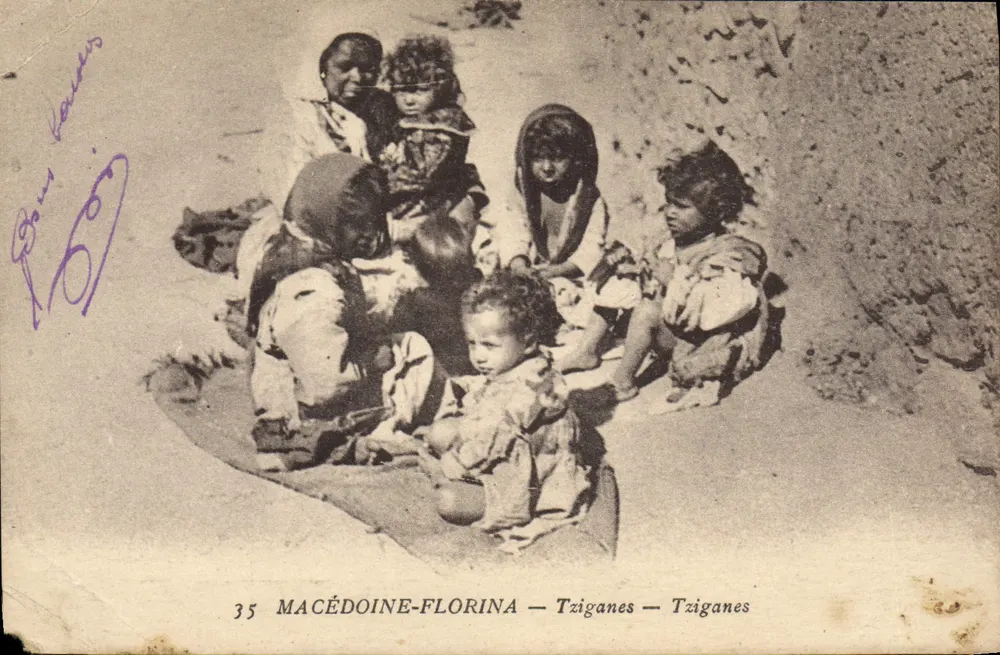 Tziganes — Groupe de jeunes enfants assis — Macédoine-Florina — Éditeur : 35 - Frente