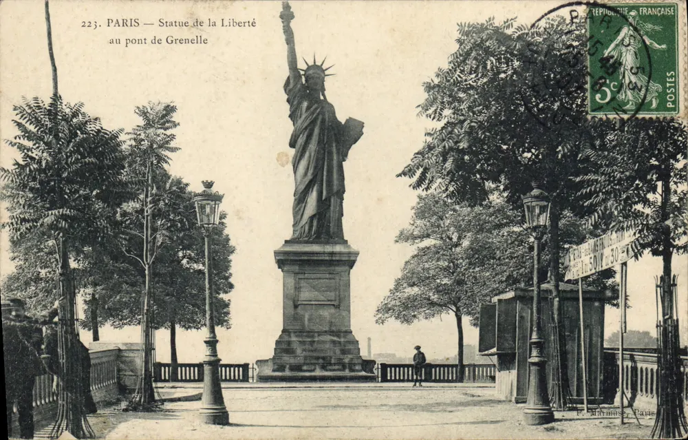 PARIS — Statue de la Liberté au pont de Grenelle — F. Martinose, Paris, n° 223 - Vorderseite