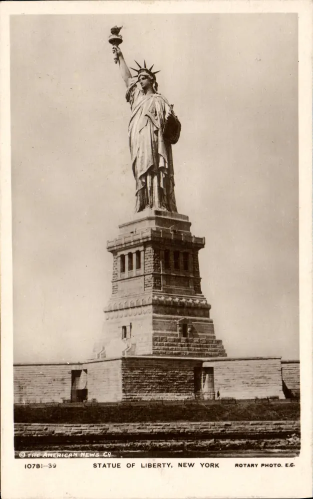Statue of Liberty, New York — Ansicht der Statue auf ihrem Sockel — The American News Co. n° 10781-39 - Vorderseite