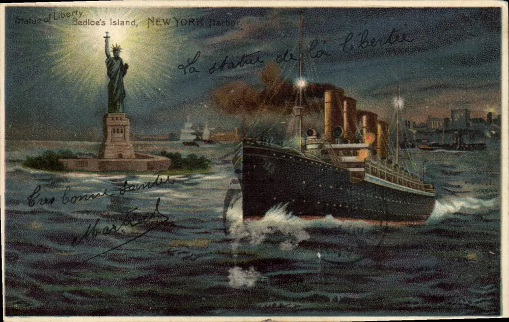 Statue der Freiheit — nächtliche Ansicht mit Schiff — Verleger Postcard Co. Brooklyn, N.Y. - Vorderseite